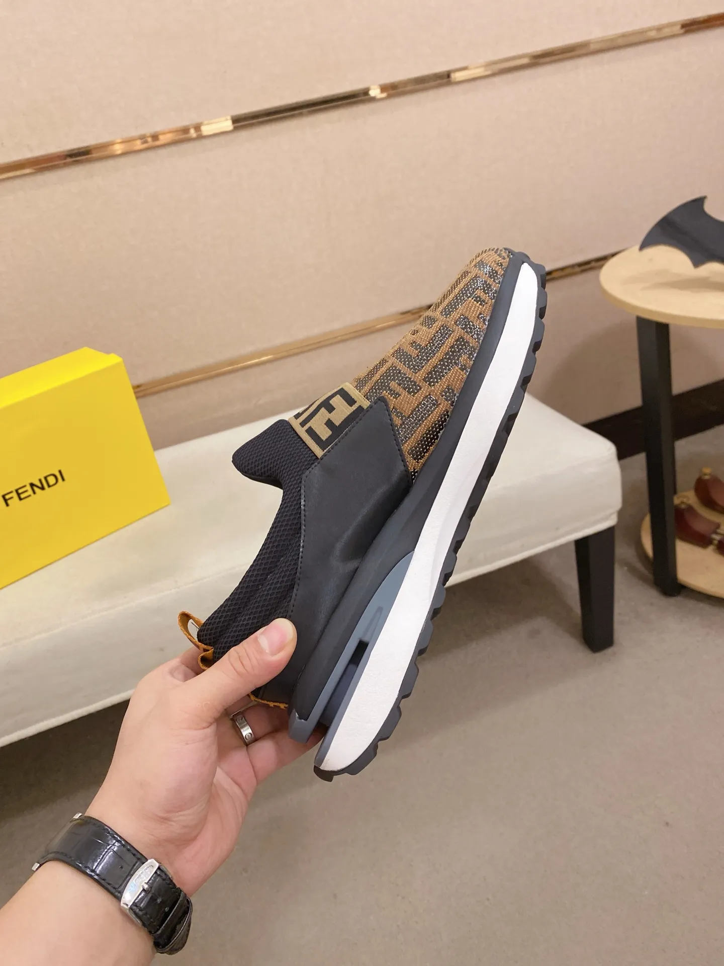Men's shoes 💰 462💰 (FENDI) New style 👊🏻 upper 🇮🇹 imported cowhide fabric 🇩🇪 lining imported sheepskin lining. The original outsole is molded to highlight the identity of every man, and the upper foot is stable and stable🚶🏻🚶🏻The high-end custom counters reproduce the original version📯No matter the wind or rain, the shoe last remains unchanged and can withstand the verification of time🔍️,🔵 Size: 38-44 (45 is custom-made and cannot be returned or exchanged